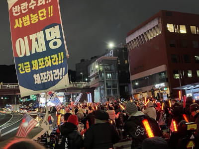 윤석열 대통령 관저 앞 탄핵 반대 집회 현장